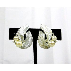 Vintage 60s Signed Sarah Coventry Textured Leaves Faux Pearls Clip on Earrings